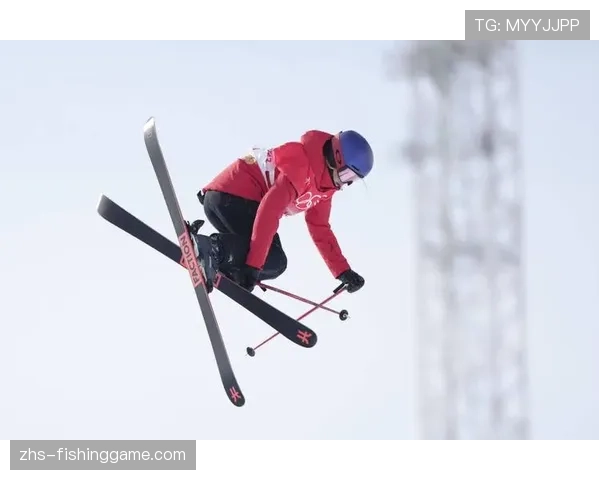 冬奥会测试赛：谷爱凌在自由式滑雪U型场地训练中完成高难度新动作